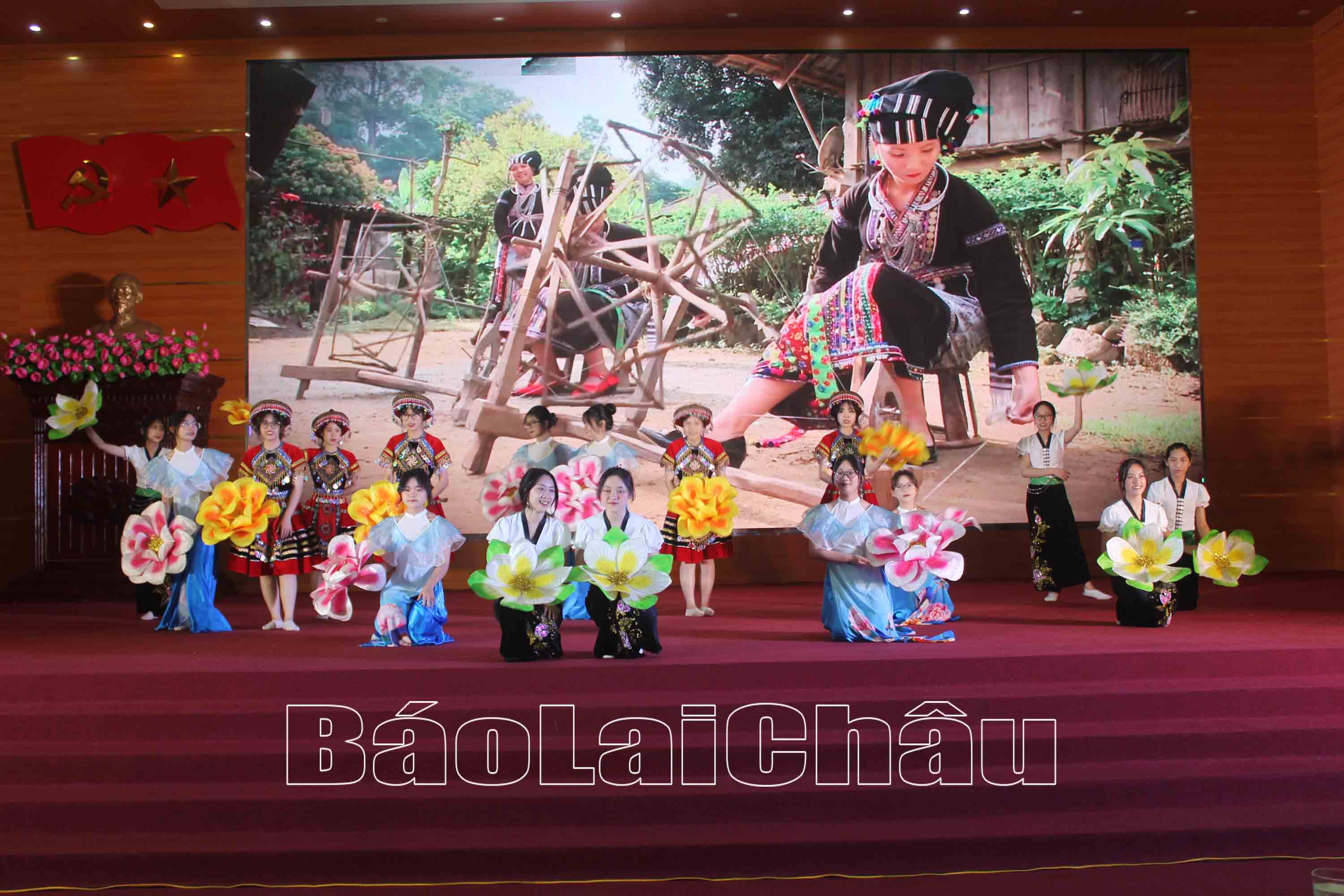 Văn nghệ tại buổi lễ.